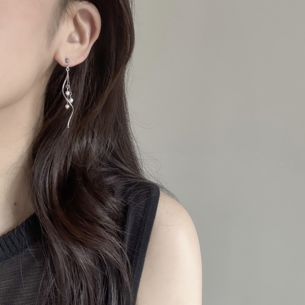 スワロフスキーパール×ウェーブピアス/痛みの無いクリップ式イヤリング〈ゴールド・シルバー〉